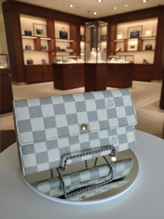 Louis Vuitton Handbags - Louis Vuitton Sarah Wallet in Damier Azur canvas